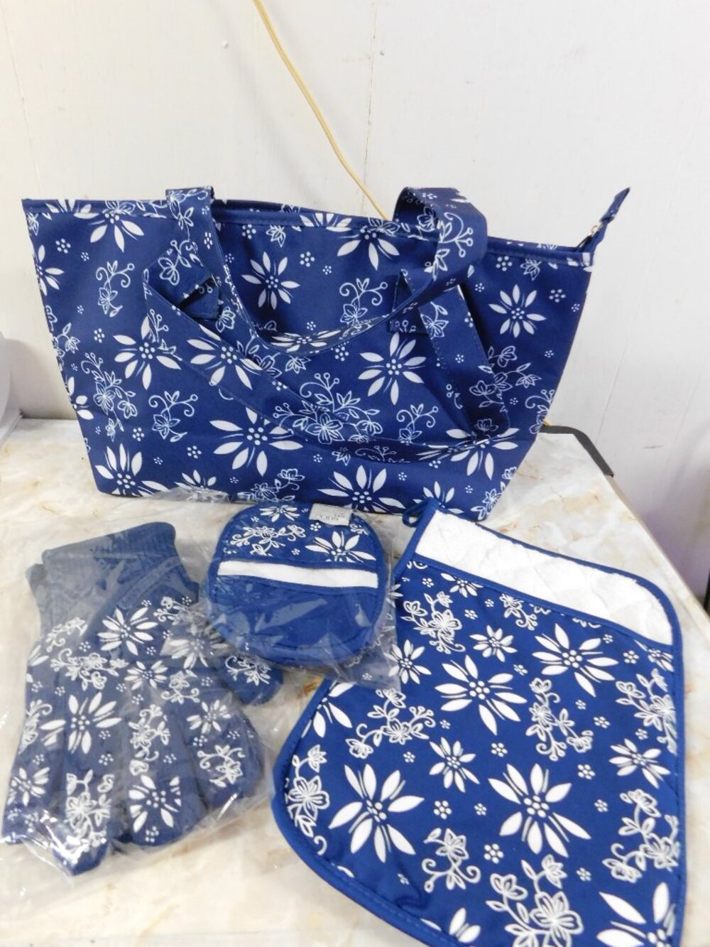 Temp TationsTemptations Floral Lace Oven Gloves Oven Mitts Thermal Bag Set New